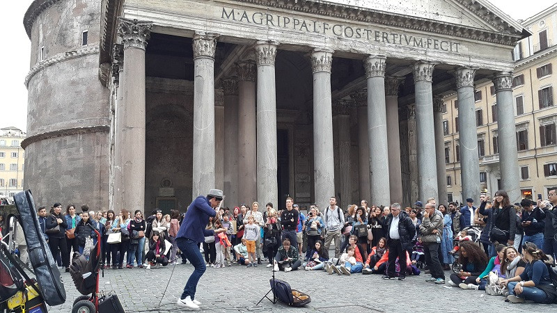 Street performer in front of the Pantheon, Rome. Photo: www.jessicagroenendijk.com